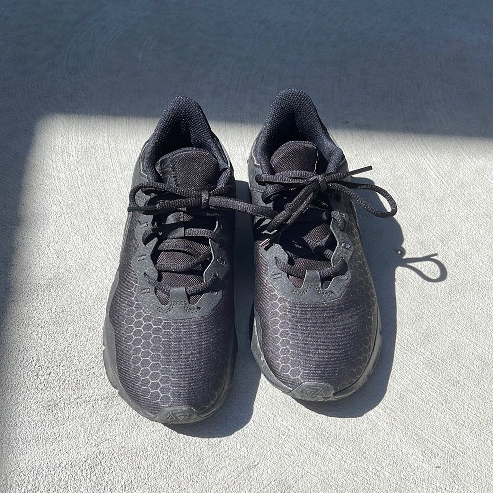 Womens size 7.5 Nike sneakers!